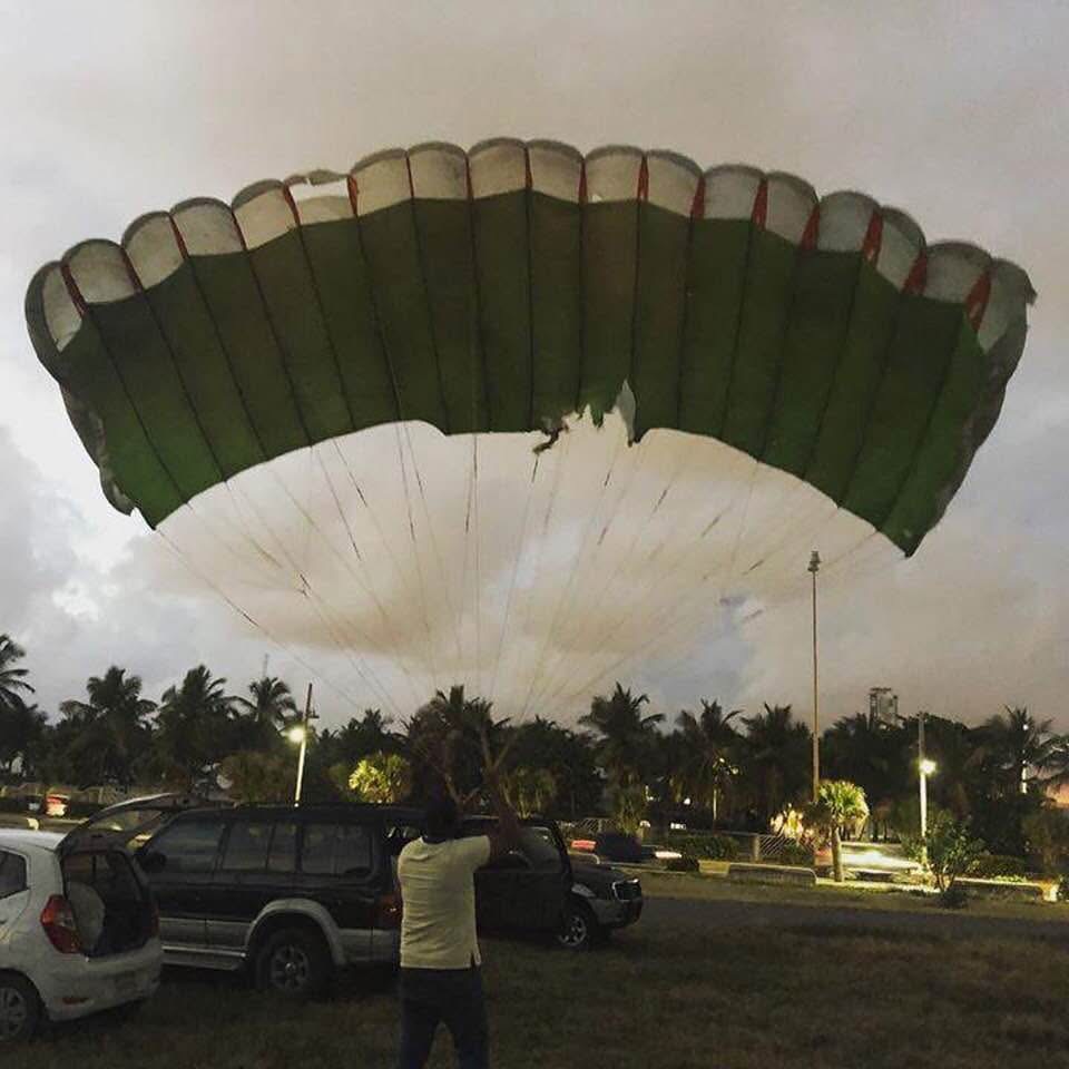 El primer parapente de Roberto, adquirido en 1991, en una fotografía de archivo