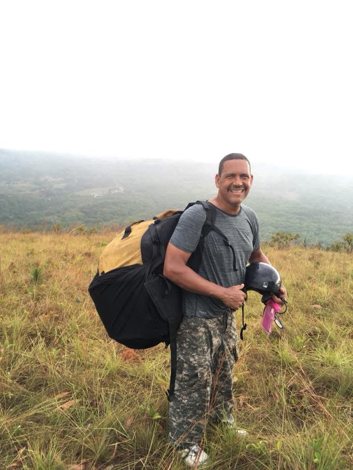 Roberto de Jesús Rodríguez con su equipo de parapente