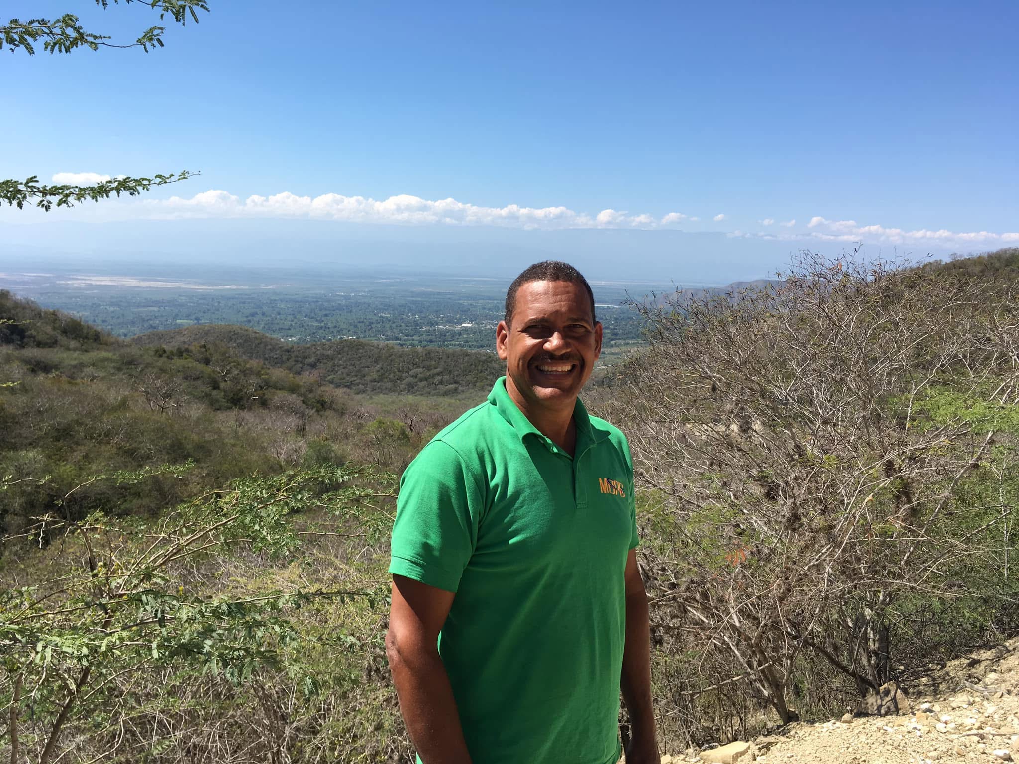 Roberto de Jesús Rodríguez en un paisaje de Azua