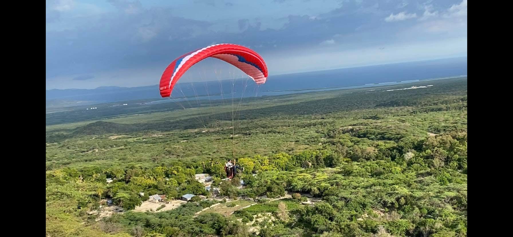 Paisaje costero de Azua visto durante un vuelo en parapente