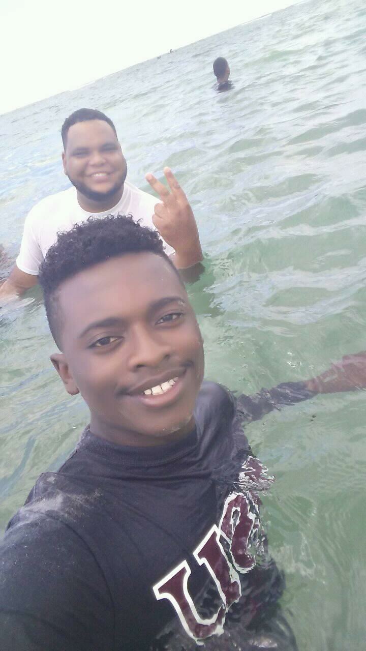 Ulisander y sus compañeros compartiendo en el mar durante uno de los primeros viajes en 2017